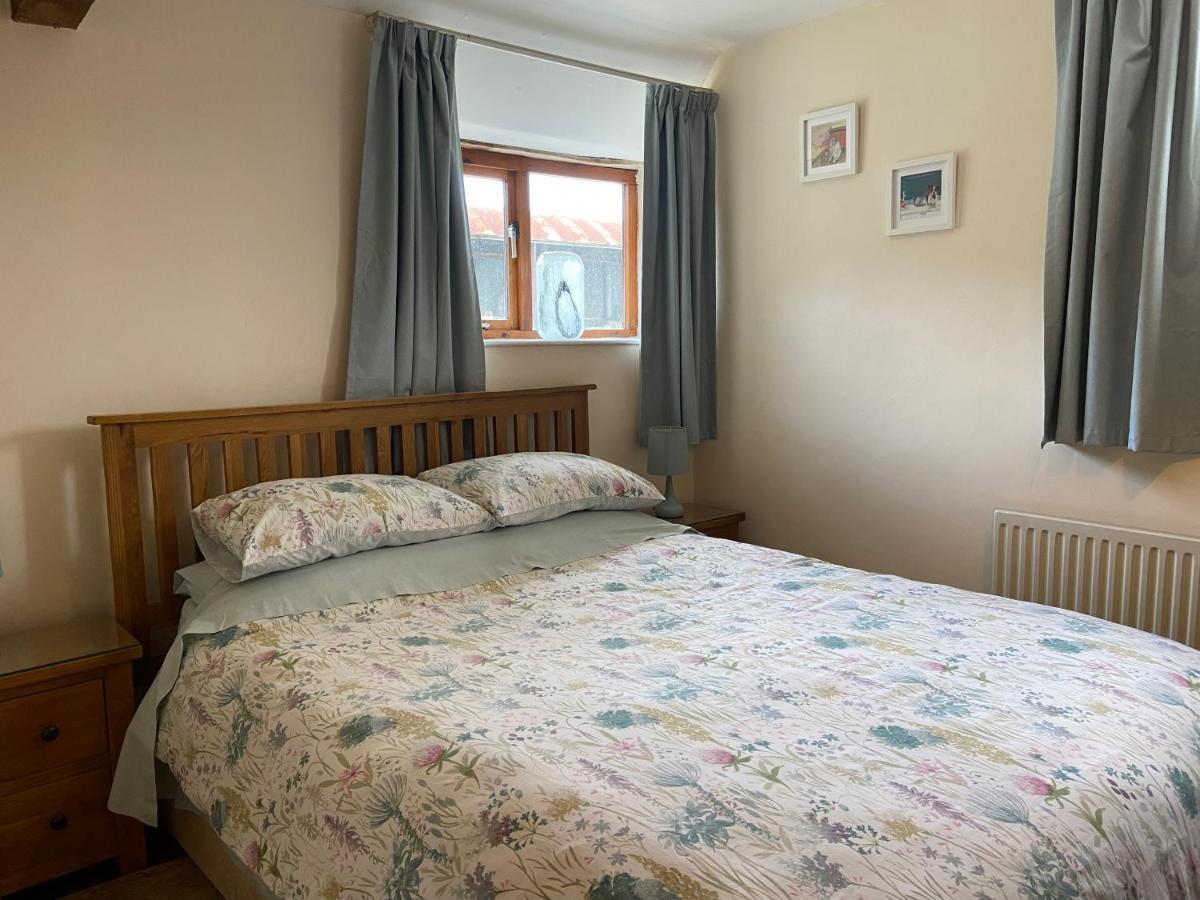 Tupenny Cottage, Old Mill Farm, Cotswold Water Park 赛伦塞斯特 外观 照片