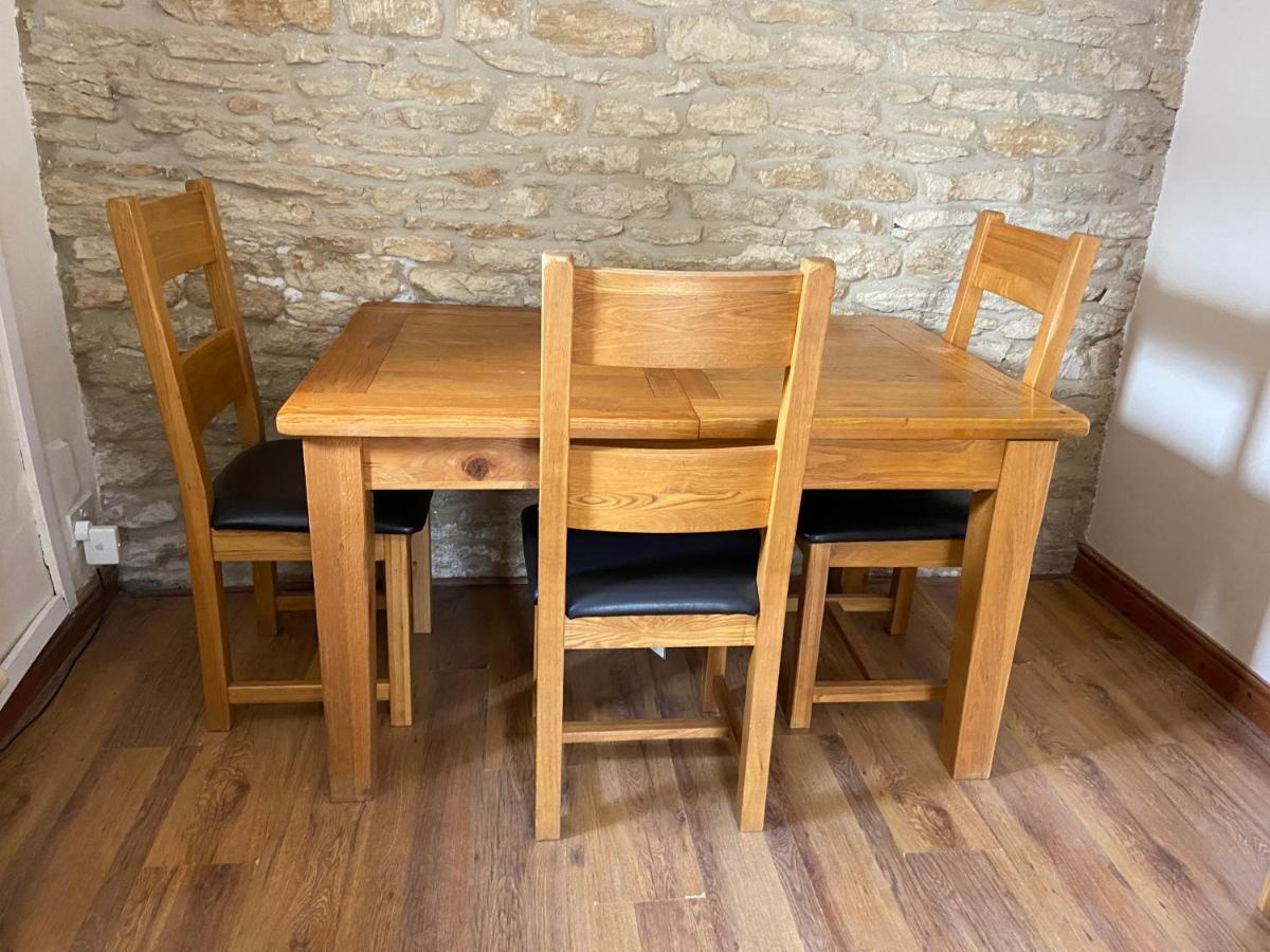 Tupenny Cottage, Old Mill Farm, Cotswold Water Park 赛伦塞斯特 外观 照片