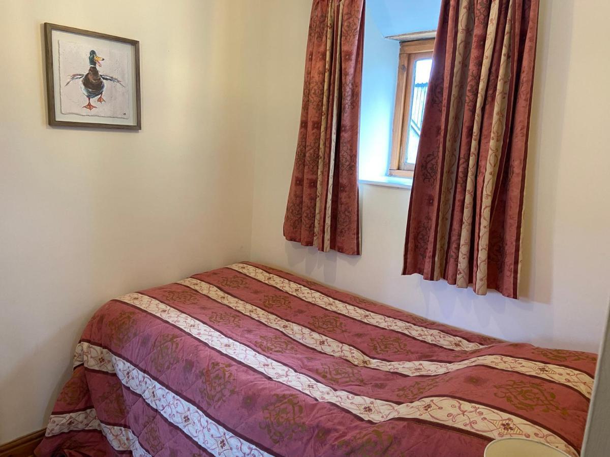 Tupenny Cottage, Old Mill Farm, Cotswold Water Park 赛伦塞斯特 外观 照片